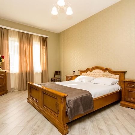 Rustaveli Two Bedroom Apartment With 5 Star Location Tbilisi Luaran gambar