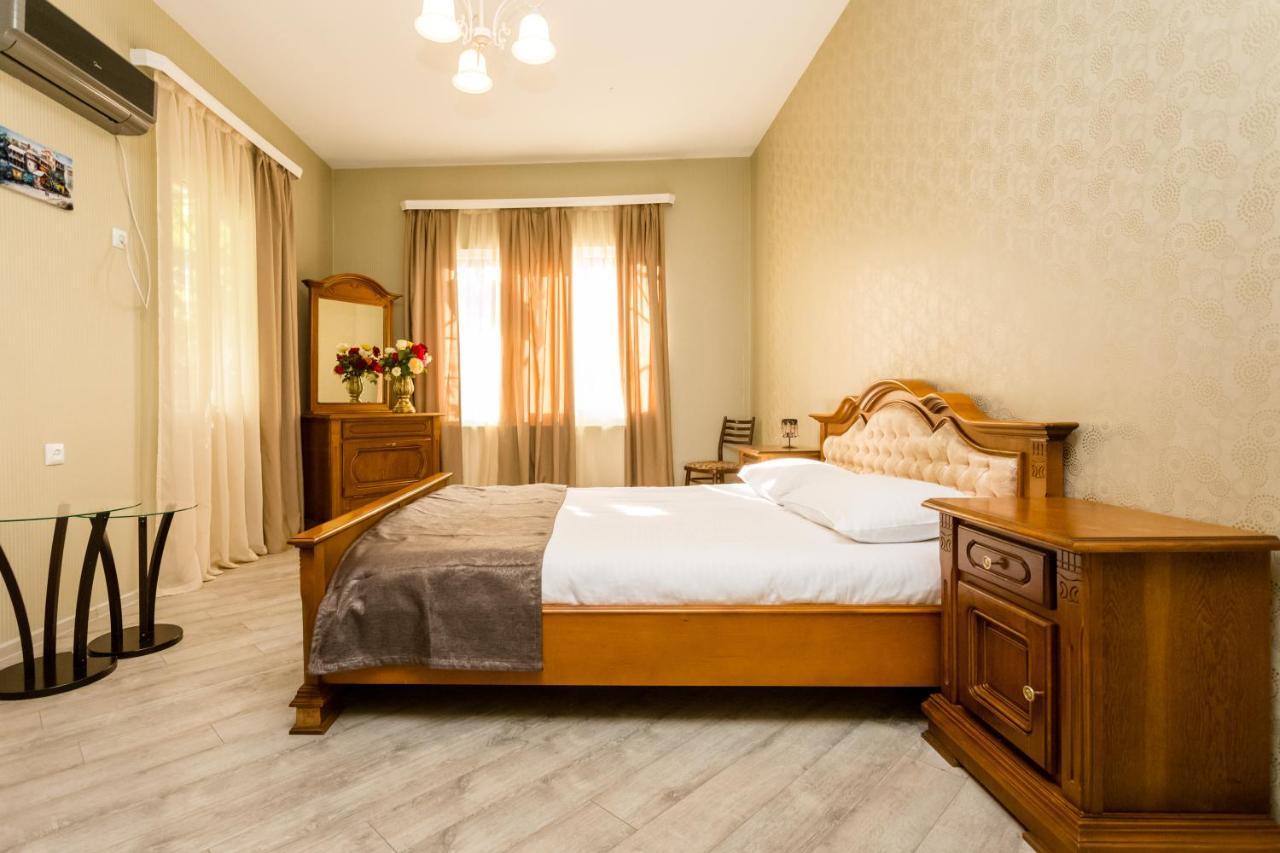 Rustaveli Two Bedroom Apartment With 5 Star Location Tbilisi Luaran gambar