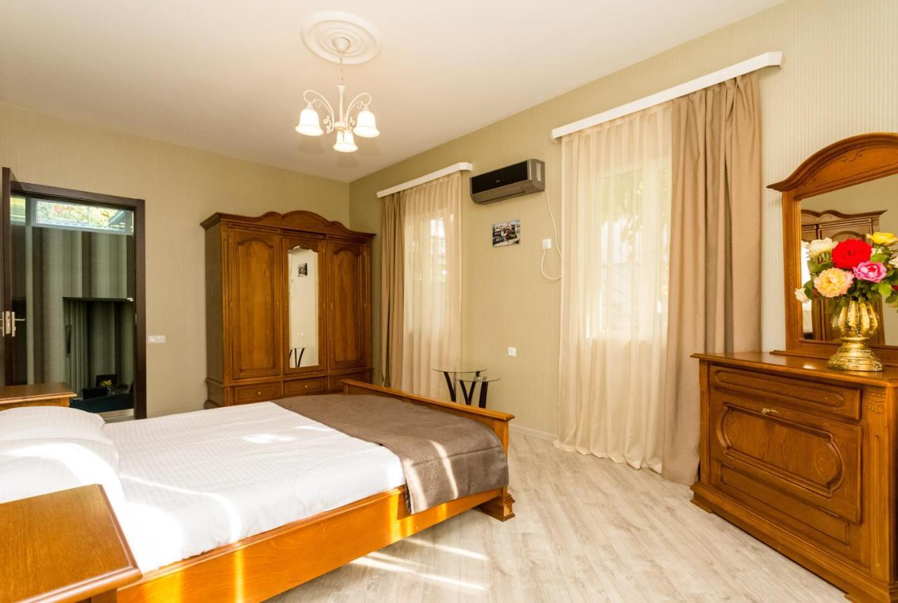 Rustaveli Two Bedroom Apartment With 5 Star Location Tbilisi Luaran gambar